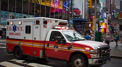 ΗΠΑ: Ένας νεκρός, πολλοί τραυματίες σε τροχαίο με λεωφορείο στη Νέα Υόρκη