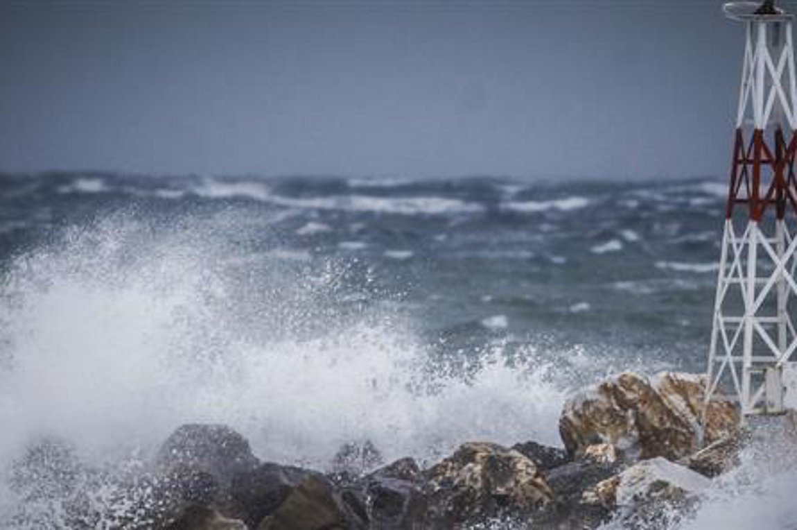 Μύκονος: Αποκολλήθηκε το πλοίο που προσάραξε σε αμμώδη αβαθή