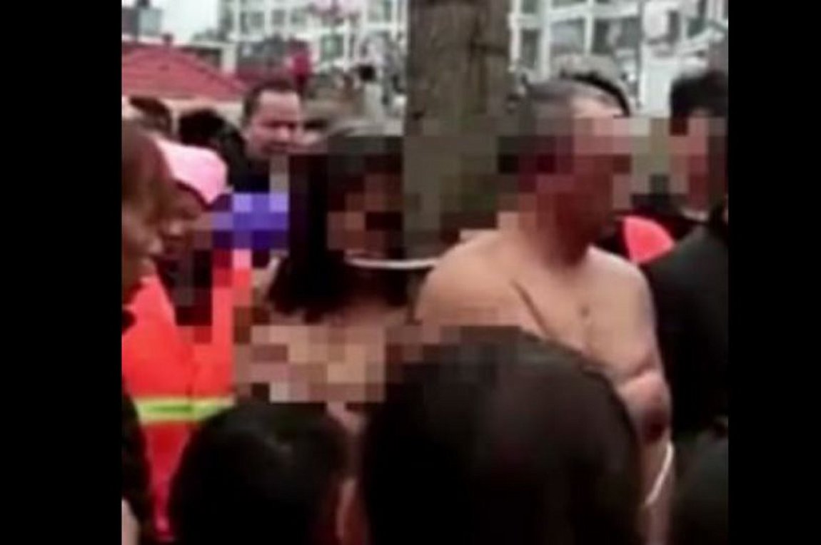 Έδεσαν παράνομο ζευγάρι γυμνό σε δέντρο