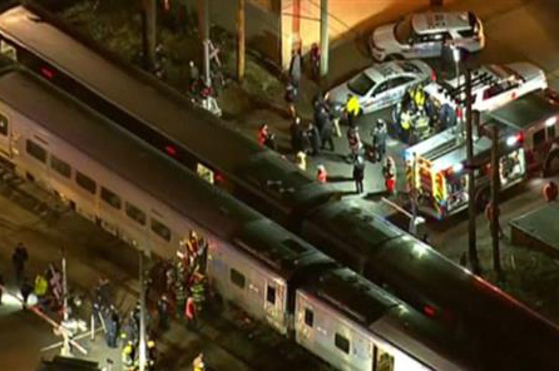 Τρένα «έλιωσαν» αυτοκίνητο – Τρεις νεκροί