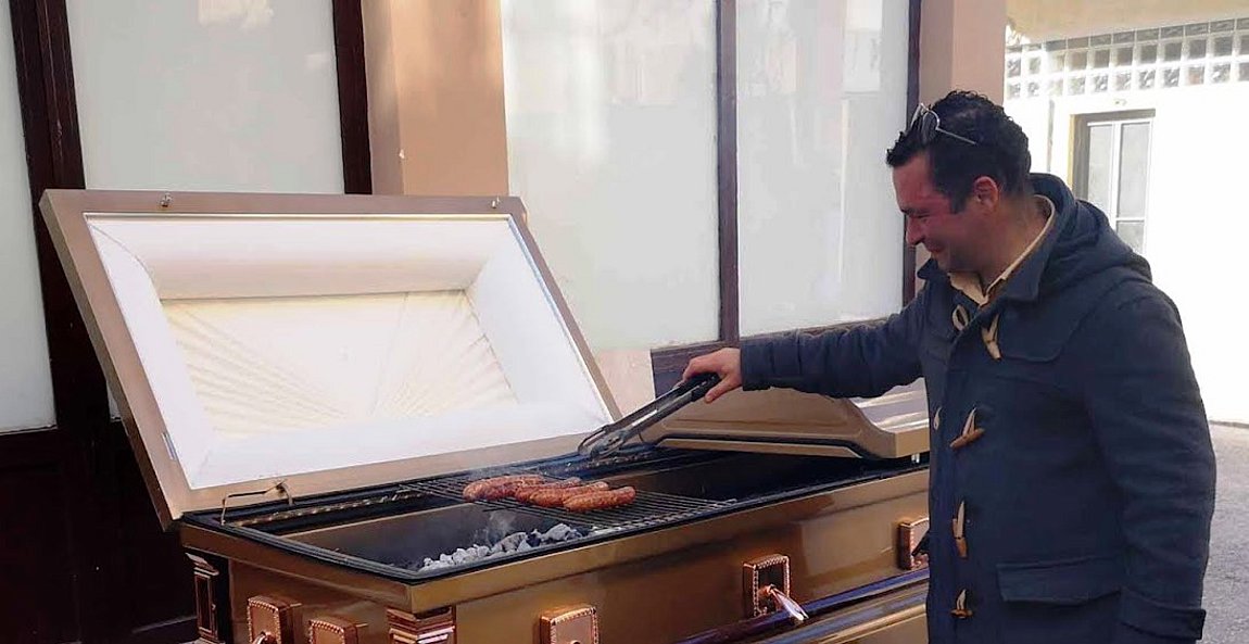 Έγινε και αυτό: Τσίκνισαν σε ψησταριά φέρετρο στο Ναύπλιο