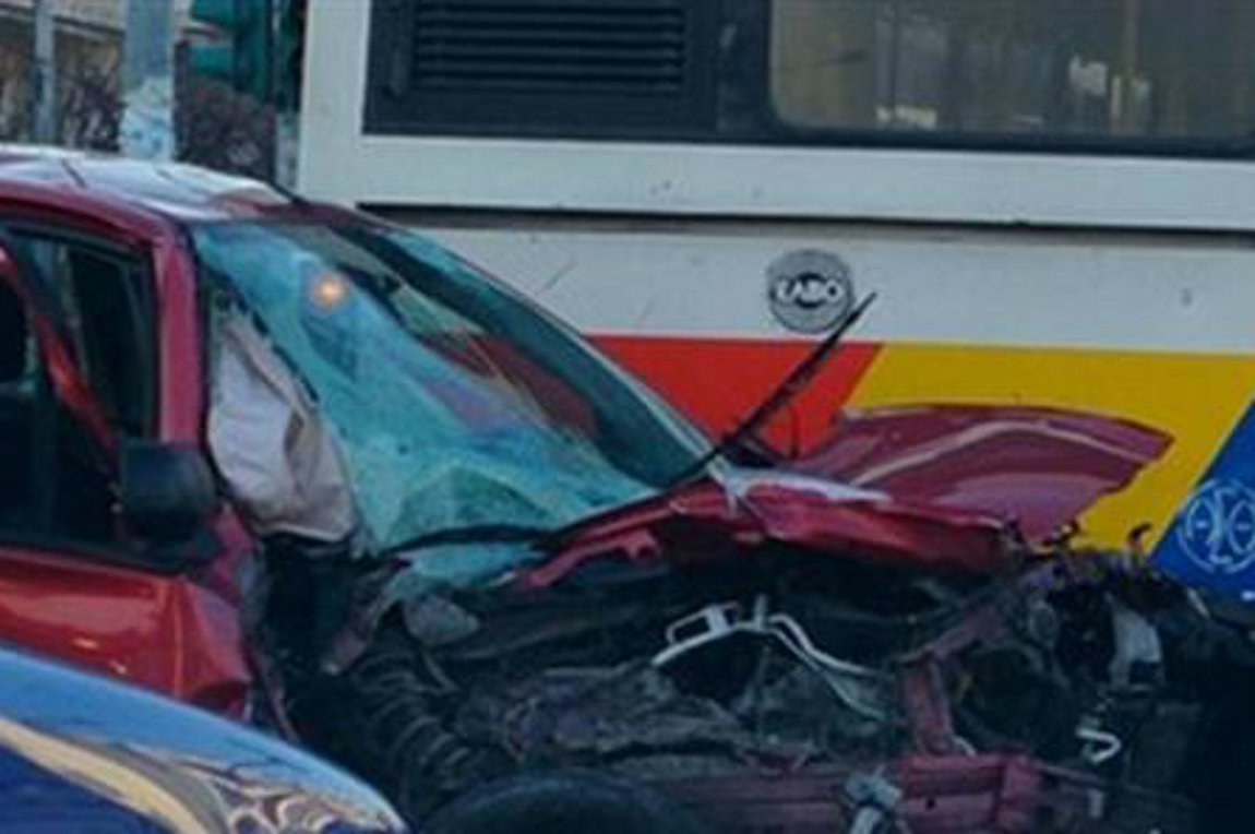 Σύγκρουση αυτοκινήτου με λεωφορείο του ΟΑΣΘ