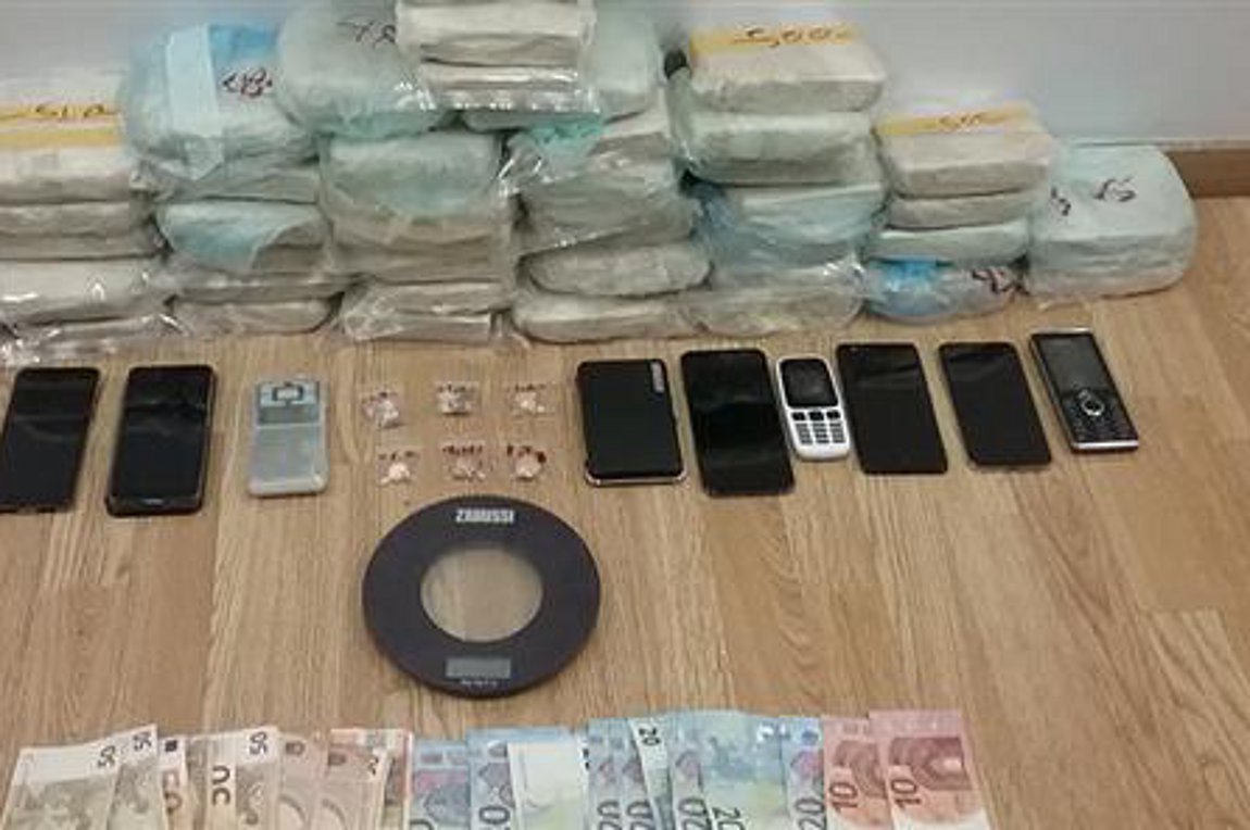 Εξαρθρώθηκε σπείρα που είχε «πλημμυρίσει» με ηρωίνη την Αττική – Τέσσερις συλλήψεις