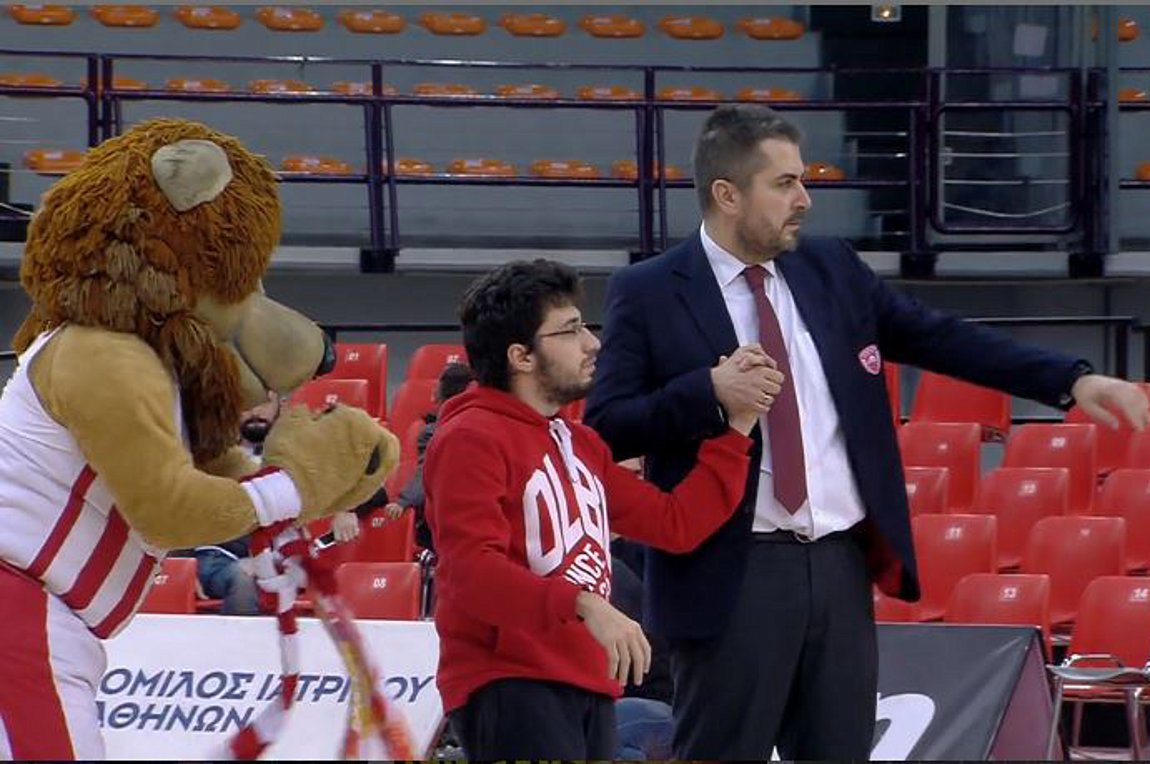 Μαζί με τους παίκτες του Ολυμπιακού στο ΣΕΦ ο Γιάννης Αλαμπασύνης
