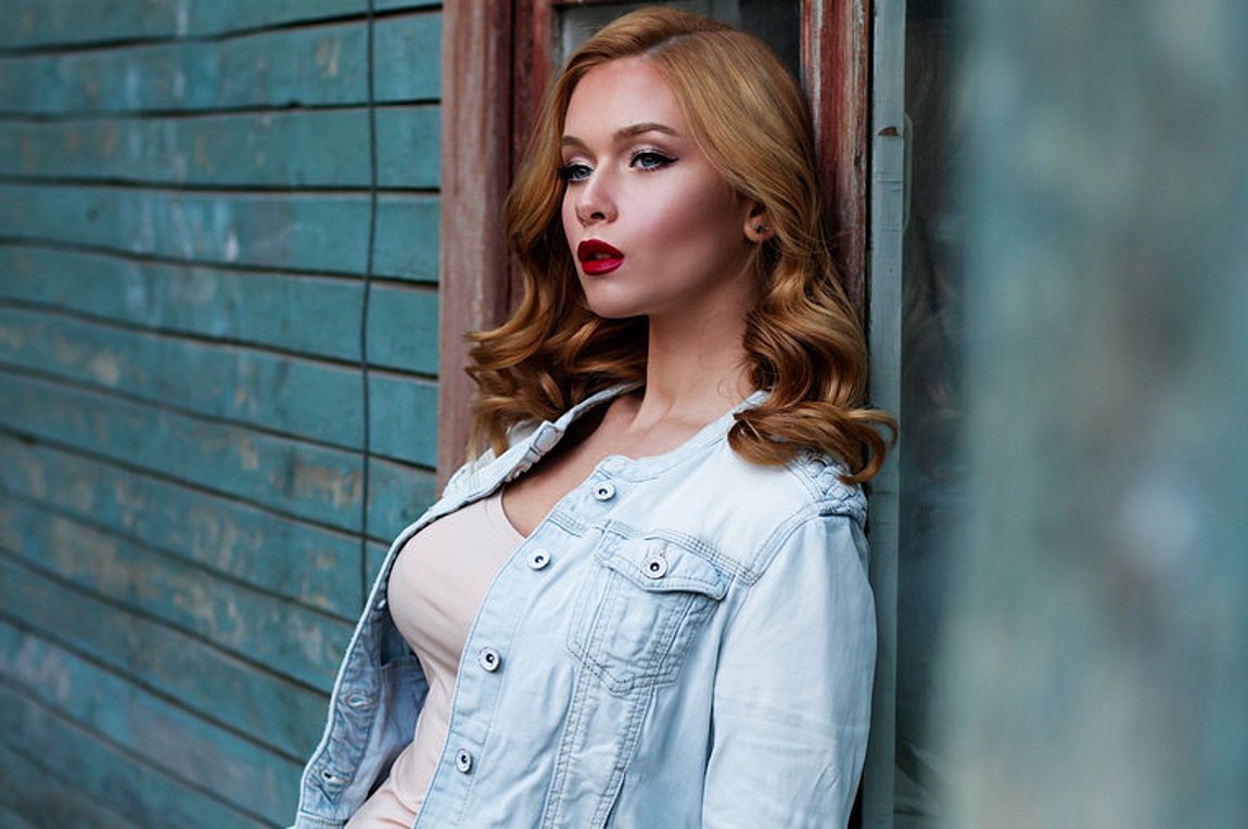 Μπορείς να φτιάξεις μπούκλες στα μαλλιά μόνο με ένα μπουκάλι