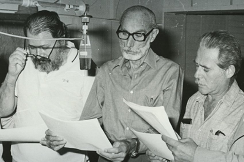 Ο Θάνος Γραμμένος, πρώτος από δεξιά, με τον Μάνο Κατράκη και τον Γιώργο Βρασιβανόπουλο σε ηχογράφηση ραδιοφωνικού θεάτρου