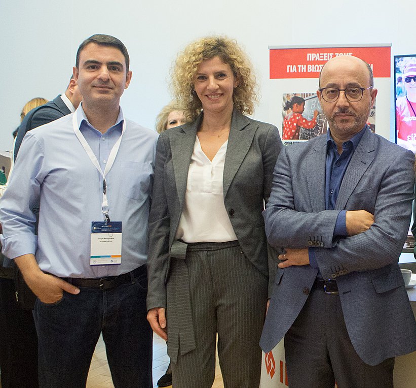 Ο Γιώργος Μαυρογόνατος, υπεύθυνος ανάπτυξης της ActionAid Hellas, με τους Γιάννη Ρούντο και Χρύσα Ελευθερίου των εταιρικών σχέσεων και υπευθυνότητας της INTERAMERICAN
