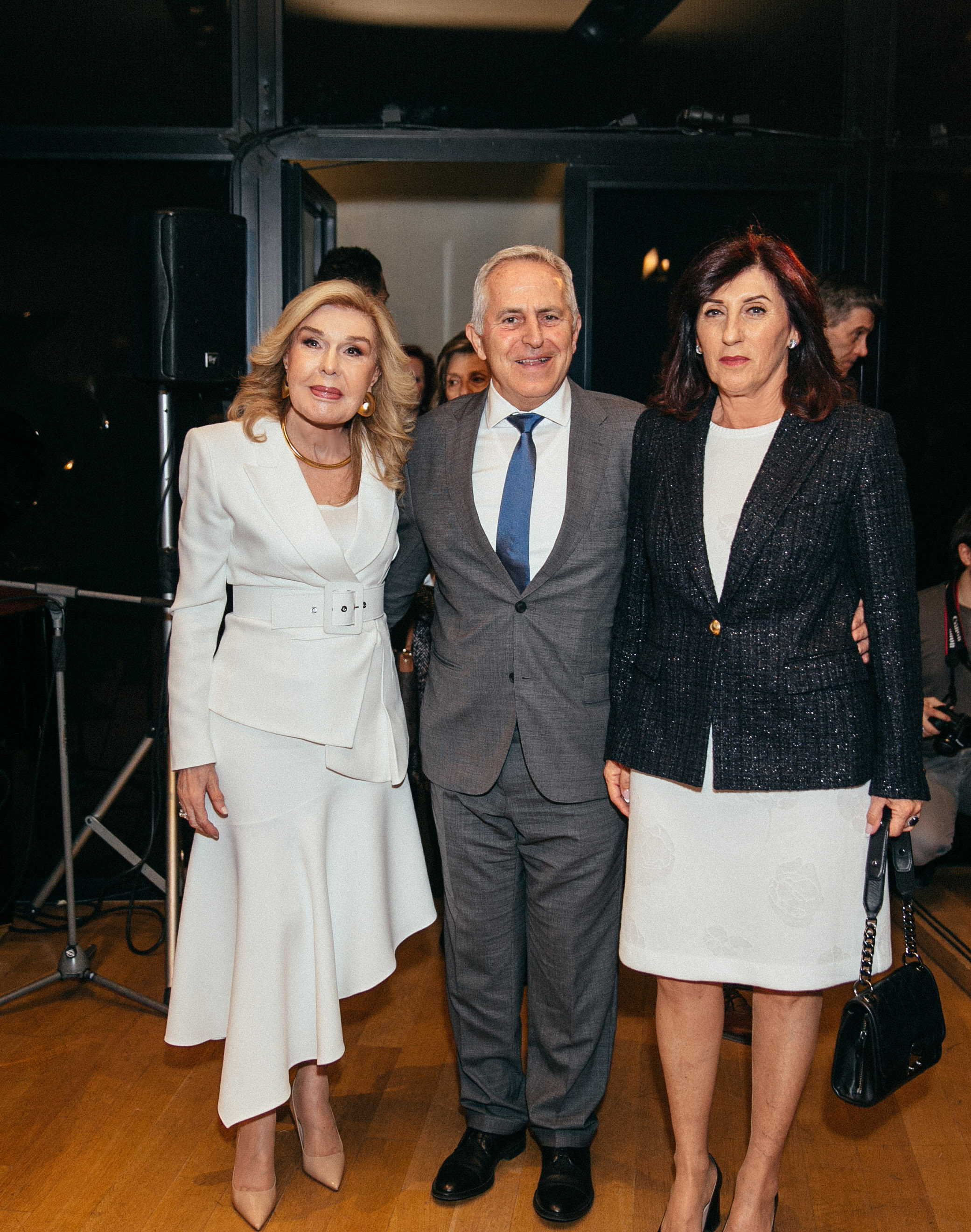 Η Μαριάννα Β. Βαρδινογιάννη υποδέχεται τον Υπουργό Εθνικής Άμυνας Ευάγγελο Αποστολάκη και την σύζυγό του Δέσποινα Η Μαριάννα Β. Βαρδινογιάννη υποδέχεται τον Υπουργό Εθνικής Άμυνας Ευάγγελο Αποστολάκη και την σύζυγό του Δέσποινα