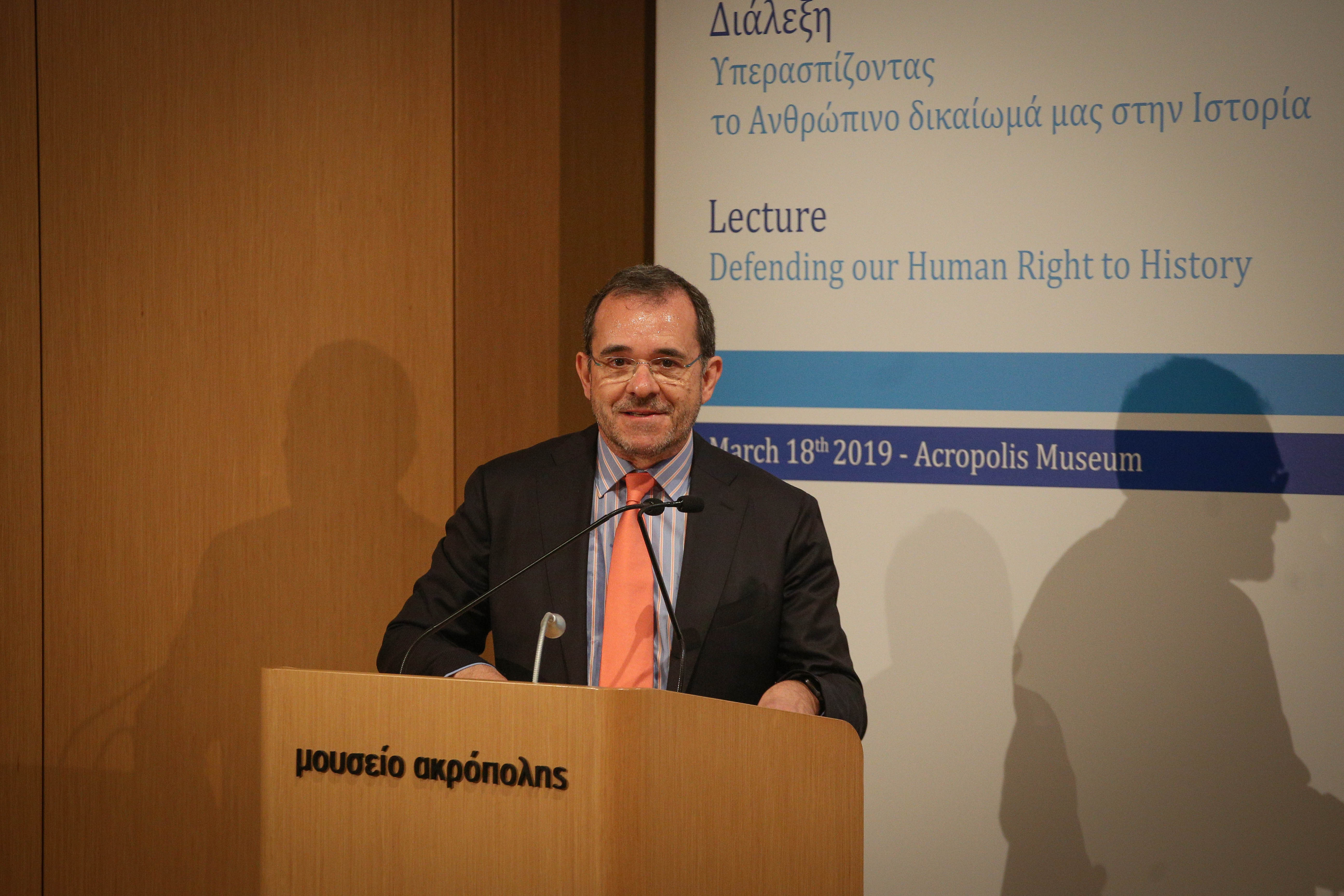 Ο Παύλος Τσίμας, συντονιστής της εκδήλωσης Ο Παύλος Τσίμας, συντονιστής της εκδήλωσης