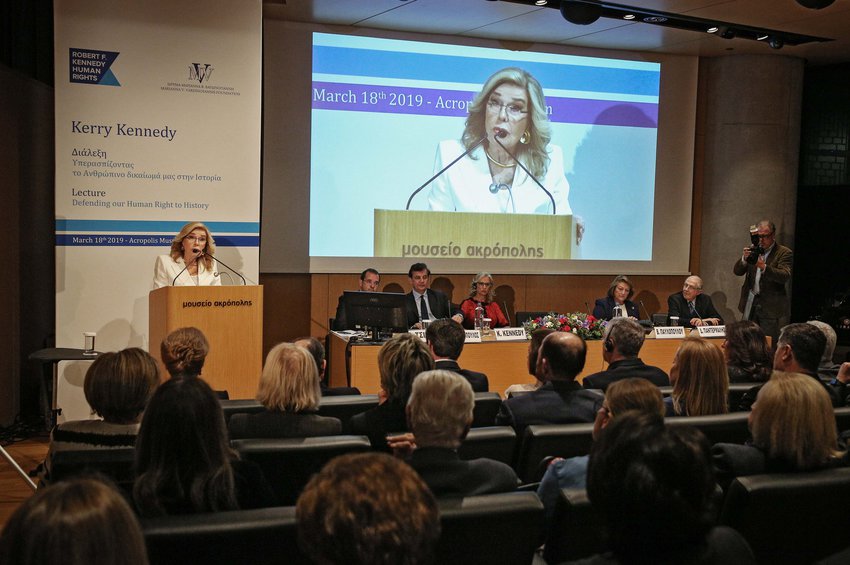 Η Μαριάννα Β. Βαρδινογιάννη κατά την διάρκεια της ομιλίας της Η Μαριάννα Β. Βαρδινογιάννη κατά την διάρκεια της ομιλίας της