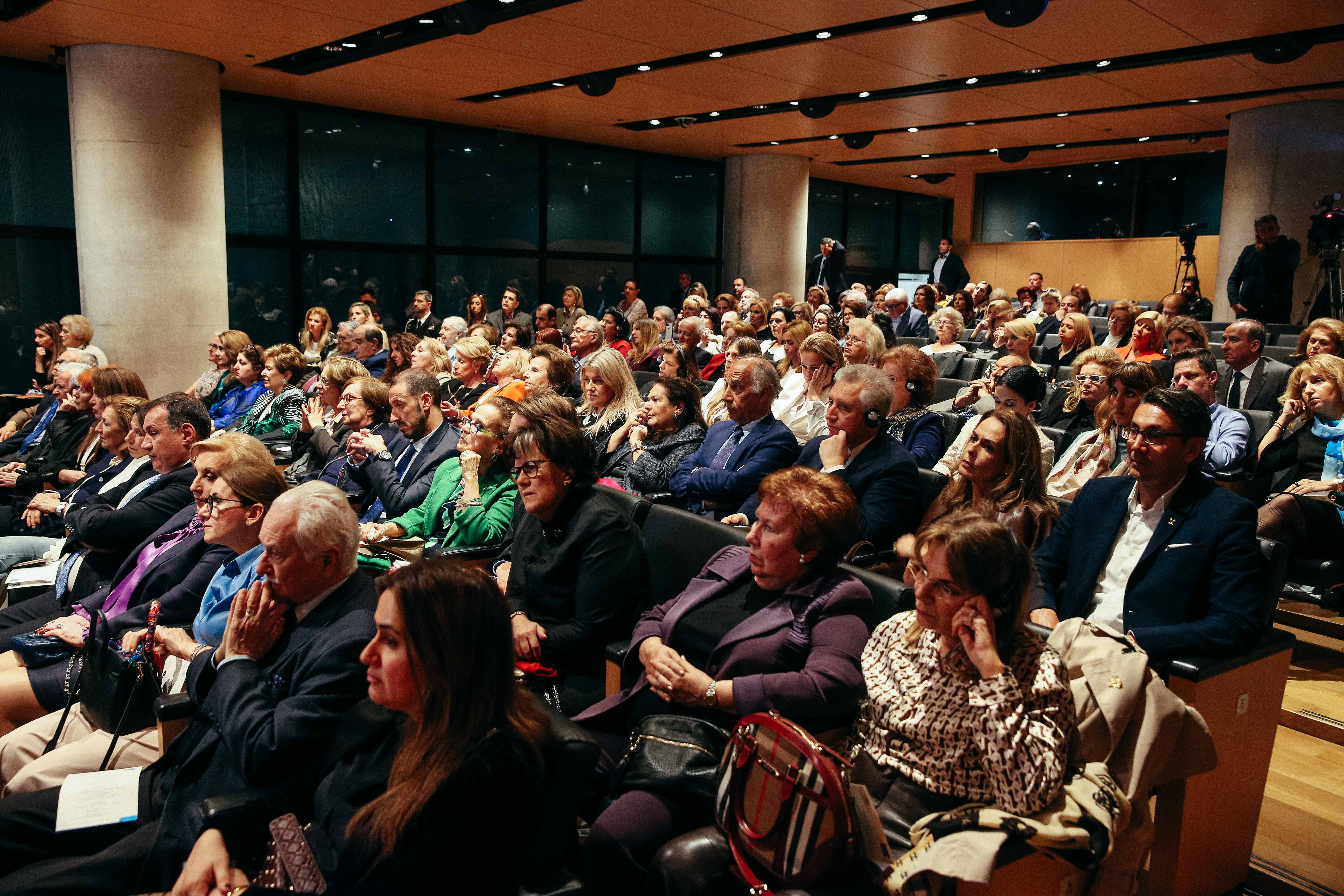 Το κατάμεστο από κόσμο Αμφιθέατρο του Μουσείου της Ακρόπολης Το κατάμεστο από κόσμο Αμφιθέατρο του Μουσείου της Ακρόπολης