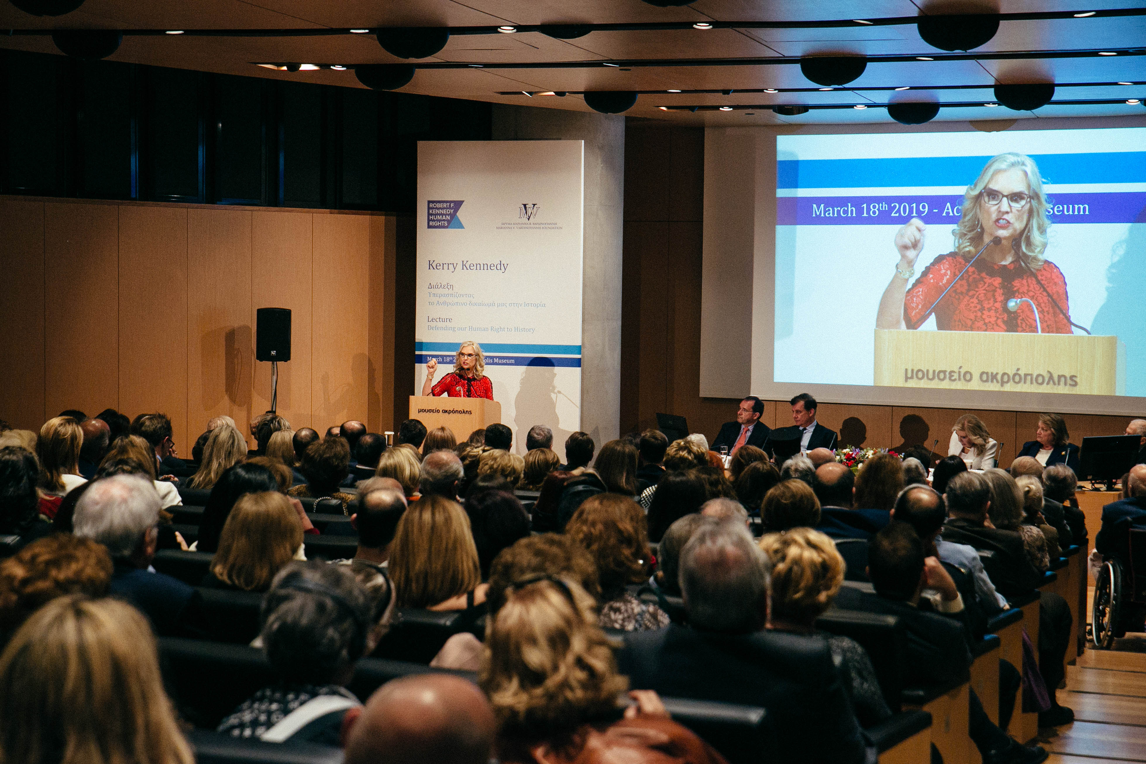 Η Kerry Kennedy κατά την διάρκεια της ομιλίας της Η Kerry Kennedy κατά την διάρκεια της ομιλίας της