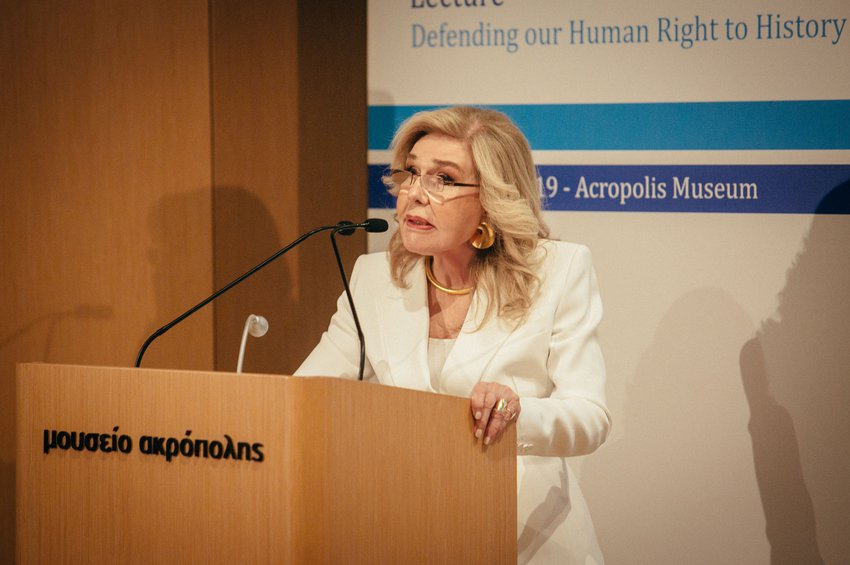 Η Μαριάννα Β. Βαρδινογιάννη κατά την διάρκεια της ομιλίας της Η Μαριάννα Β. Βαρδινογιάννη κατά την διάρκεια της ομιλίας της