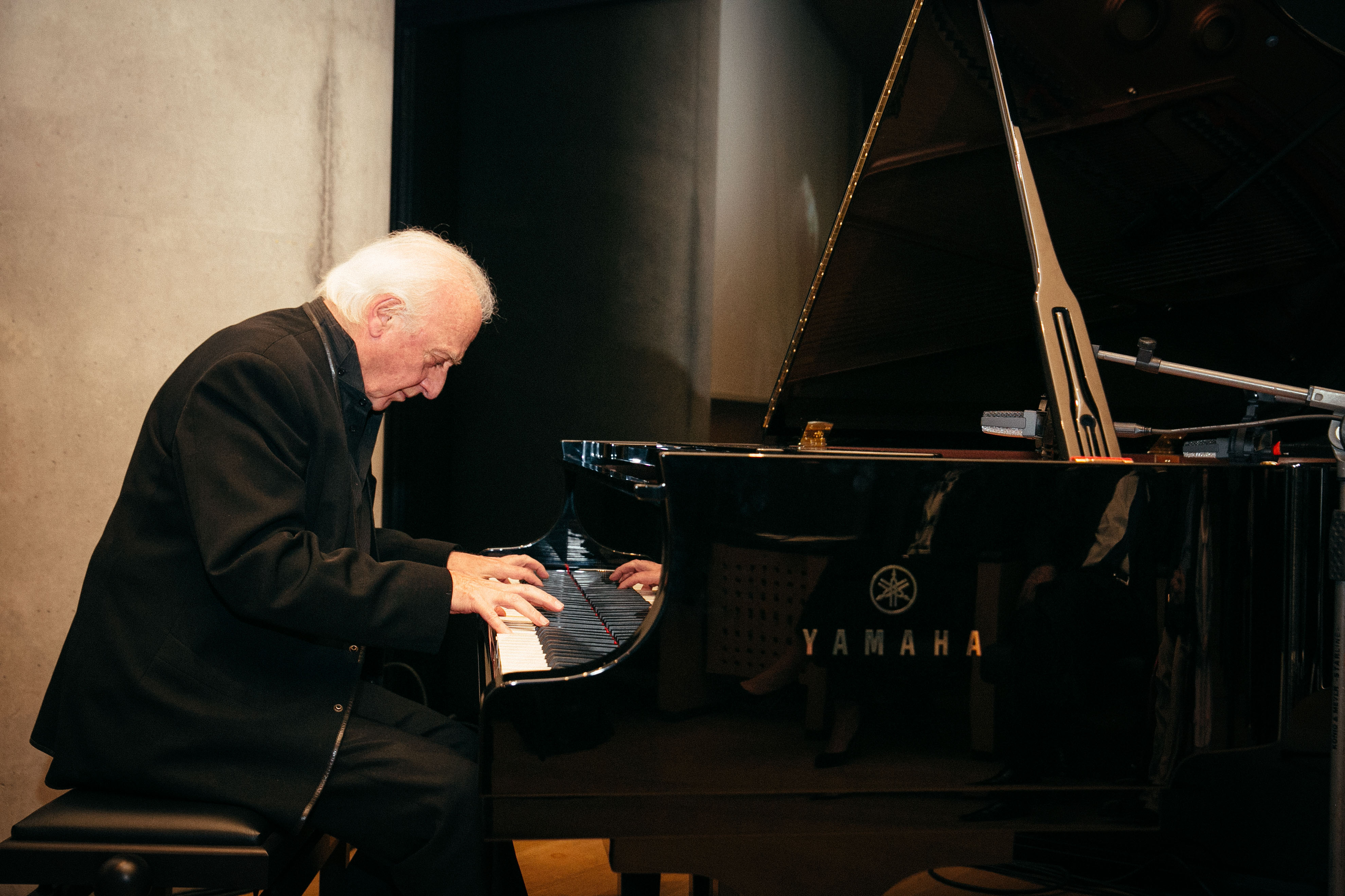 Ο Γιώργος Χατζηνάσιος έκλεισε μουσικά την εκδήλωση Ο Γιώργος Χατζηνάσιος έκλεισε μουσικά την εκδήλωση