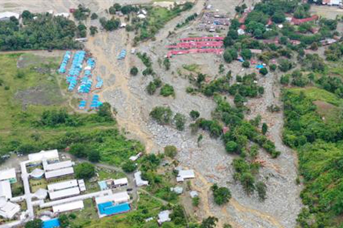 Ραγδαία αύξηση του αριθμού των νεκρών από τις πλημμύρες στην Ινδονησία