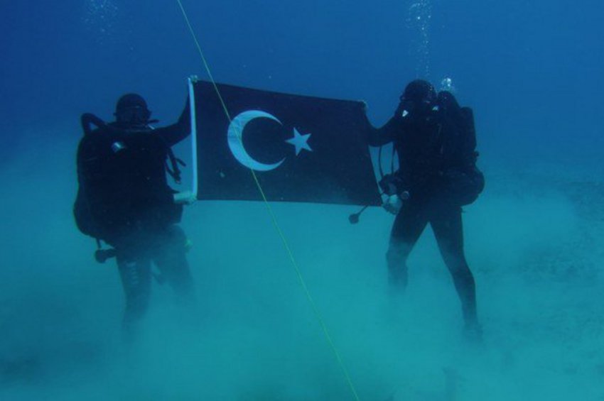 Κομάντος φωτογραφίζονται με την τουρκική σημαία στον βυθό της Σούδας