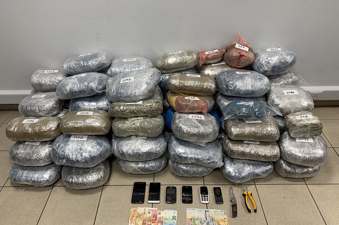 Θεσσαλονίκη: Εξάρθρωσαν συμμορία διακίνησης ναρκωτικών – Κατασχέθηκαν 70 κιλ. κάνναβης