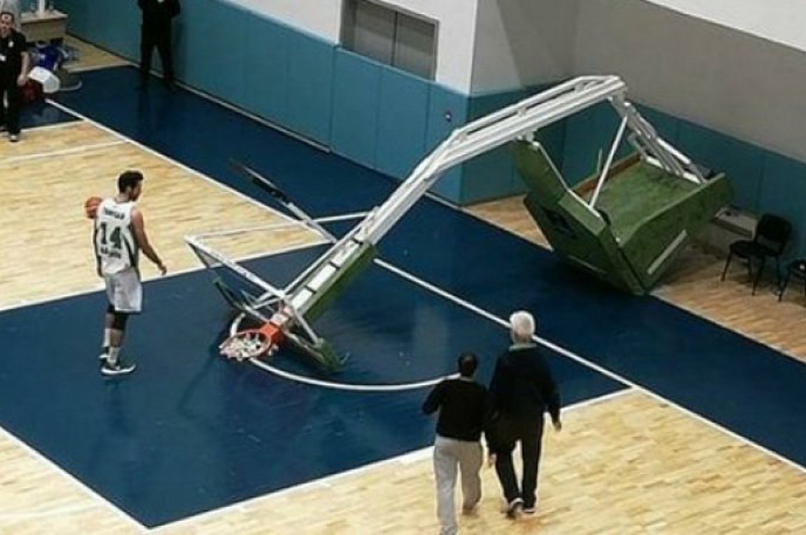 Απίστευτο: Διαλύθηκε η μπασκέτα και το ματς συνεχίστηκε σε άλλο γήπεδο