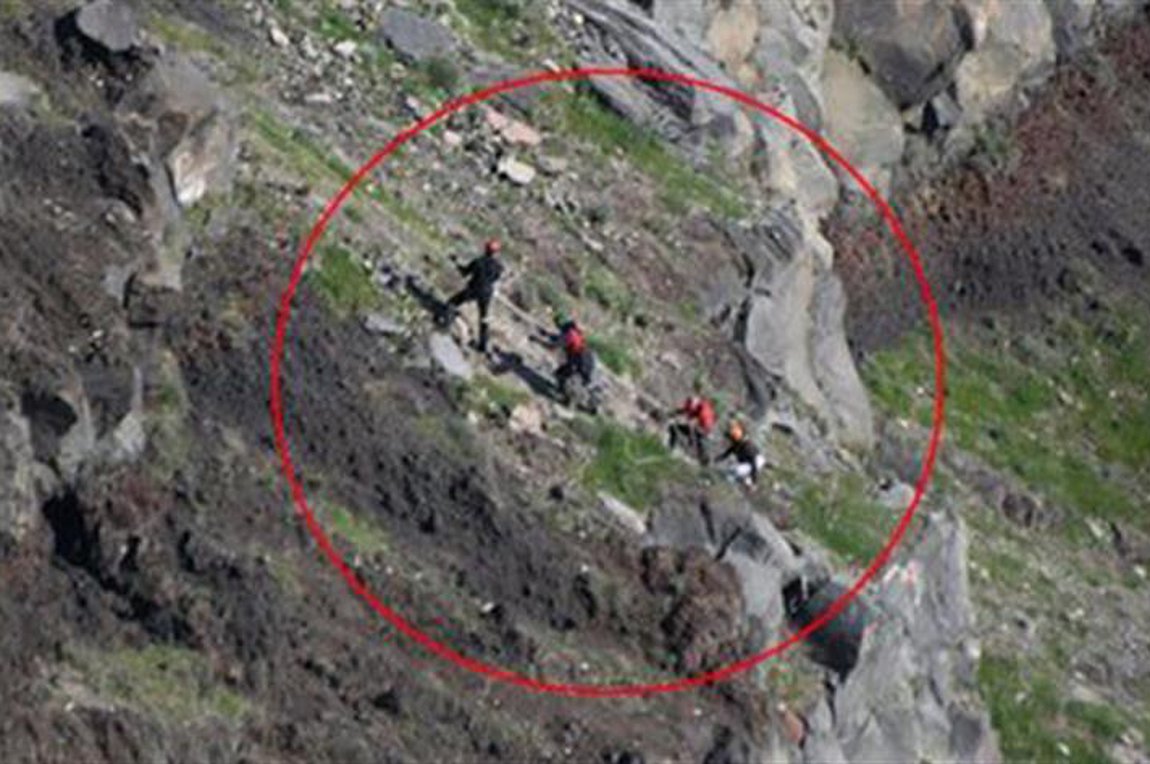 Σαντορίνη: Καρέ καρέ η δραματική διάσωση από γκρεμό