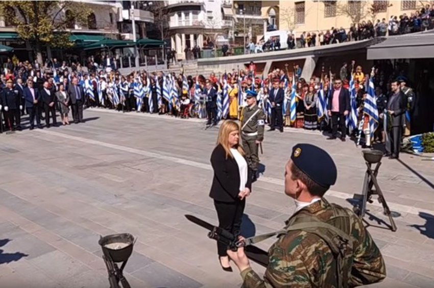 Πολίτης στην υφυπουργό Μακεδονίας-Θράκης στην Κοζάνη: Μήπως να τραγουδήσουμε και το «Μακεδονία Ξακουστή» μαζί;