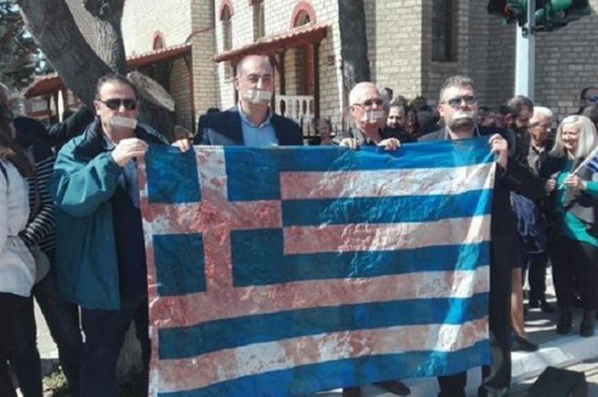 Με κλειστά στόματα και ματωμένη σημαία η παράσταση διαμαρτυρίας στην Πτολεμαΐδα