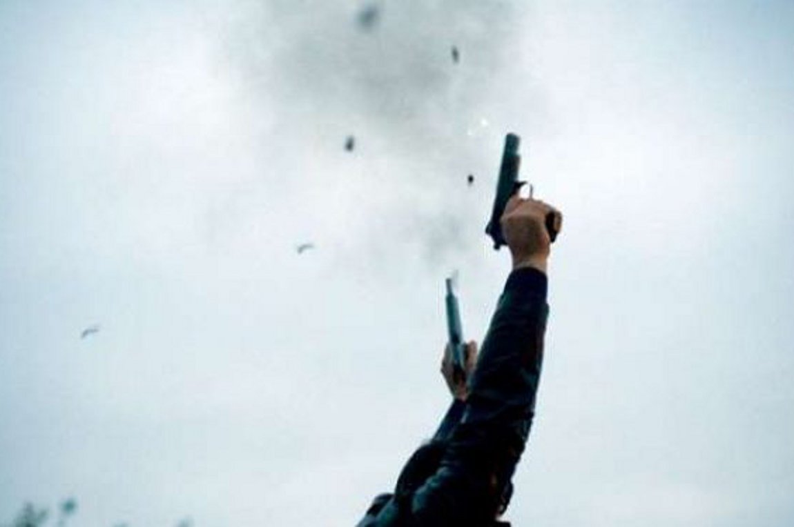 Ήρθε στο κέφι και άρχισε τις… μπαλωθιές