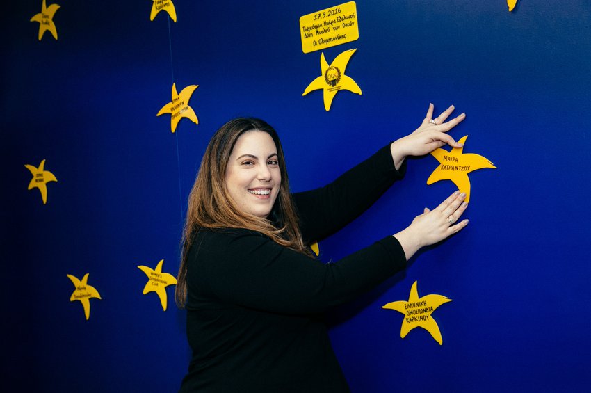 Η Μαίρη Κατράντζου τοποθετεί το αστέρι με το όνομά της στον Τοίχο των Αστεριών της ΕΛΠΙΔΑΣ