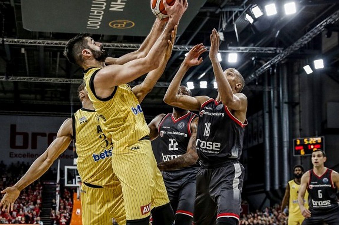 Ελπίζει σε πρόκριση παρά την ήττα η ΑΕΚ