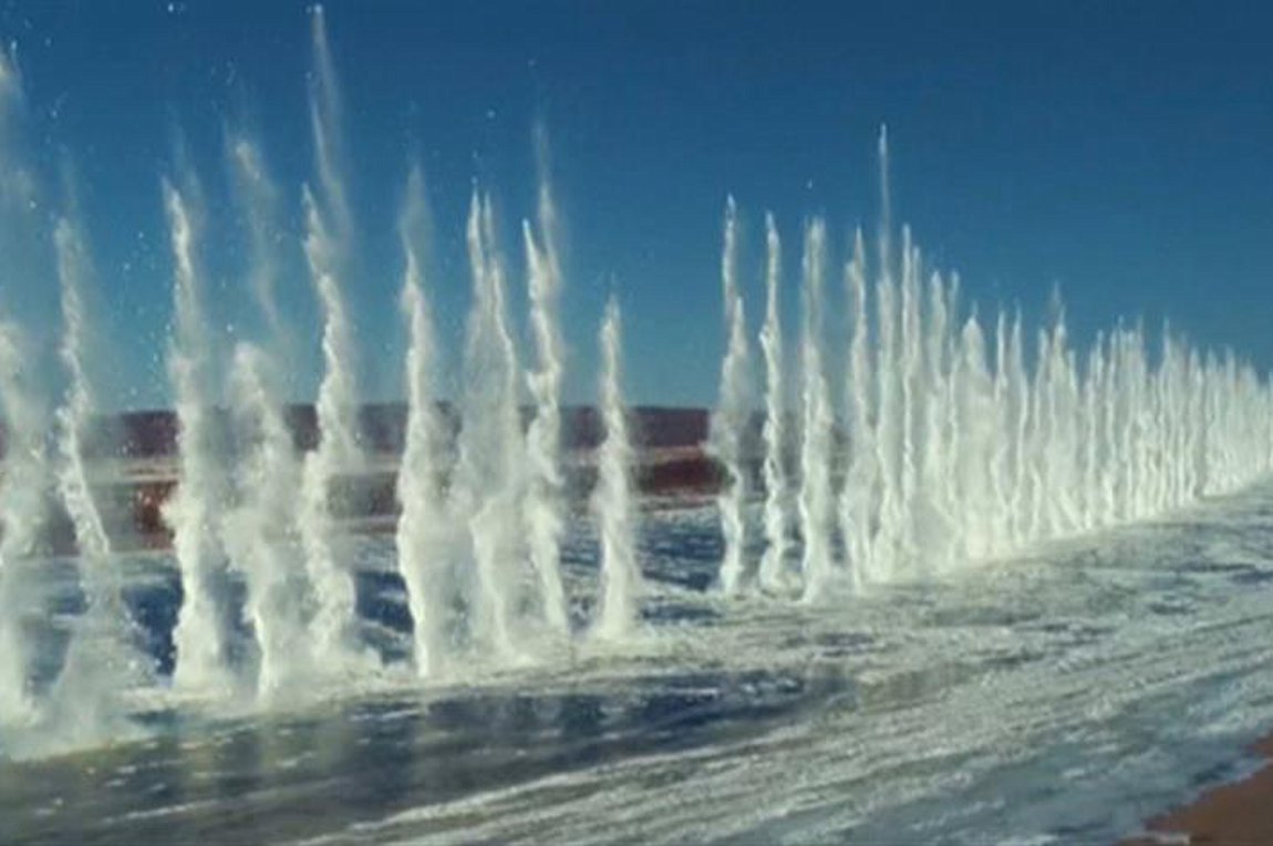 Εντυπωσιακή έκρηξη σε παγωμένο ποτάμι