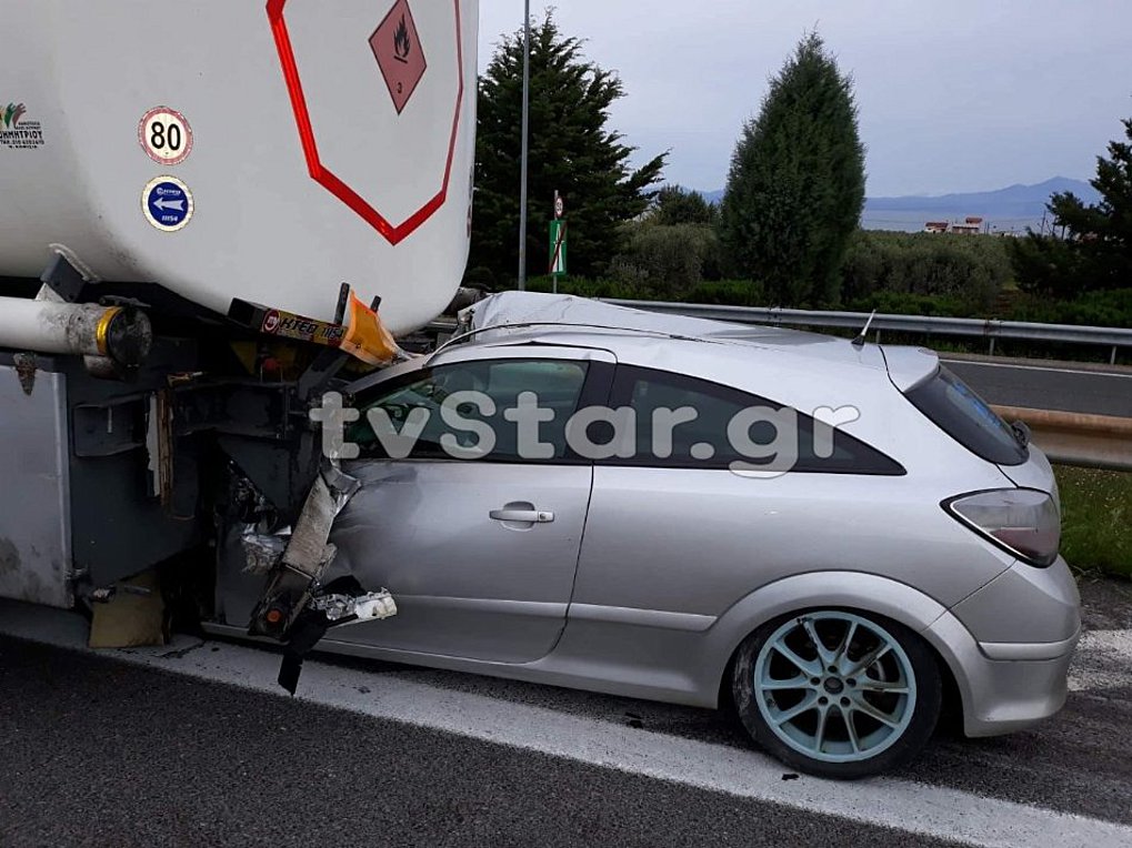 Σύγκρουση ΙΧ με βυτιοφόρο που μετέφερε καύσιμα στις Λιβανάτες Φθιώτιδας