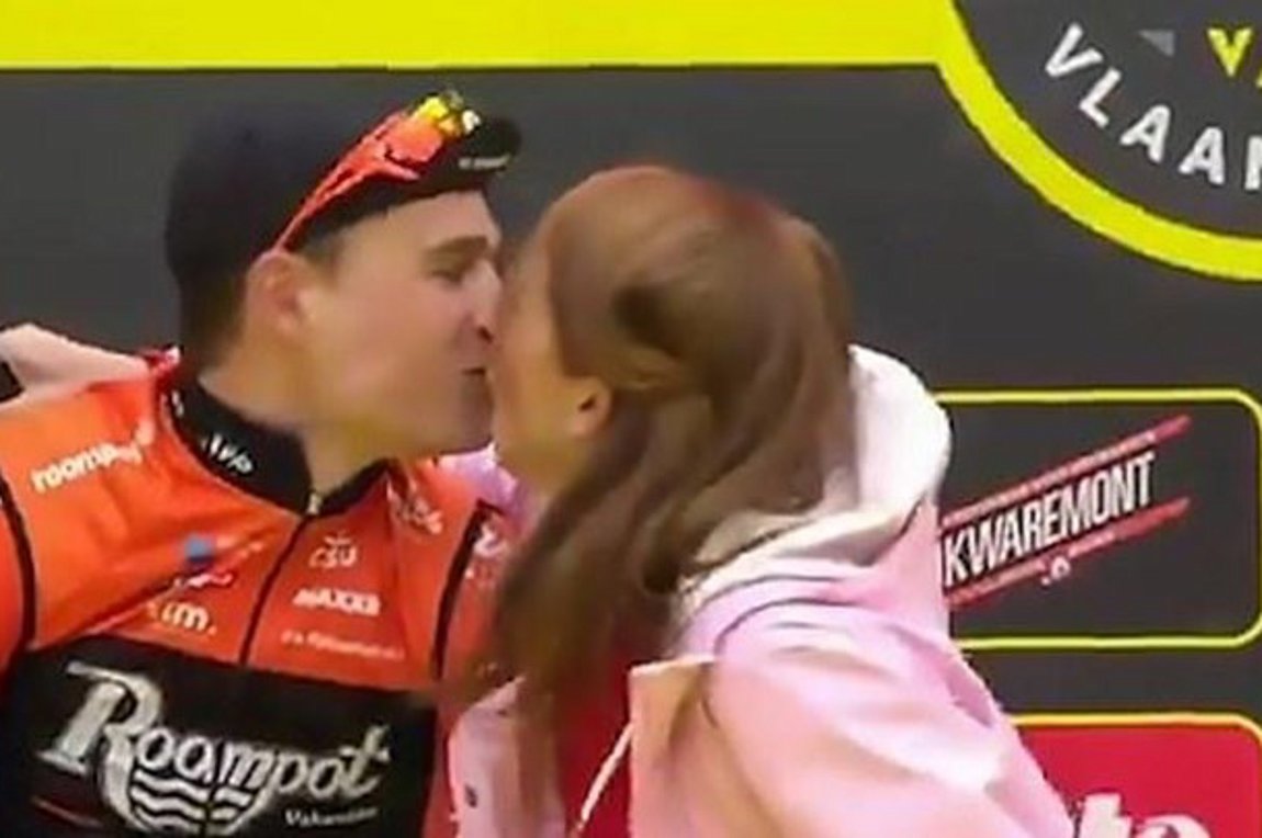 Η συνέντευξη τελείωσε με ένα… φιλί στο στόμα