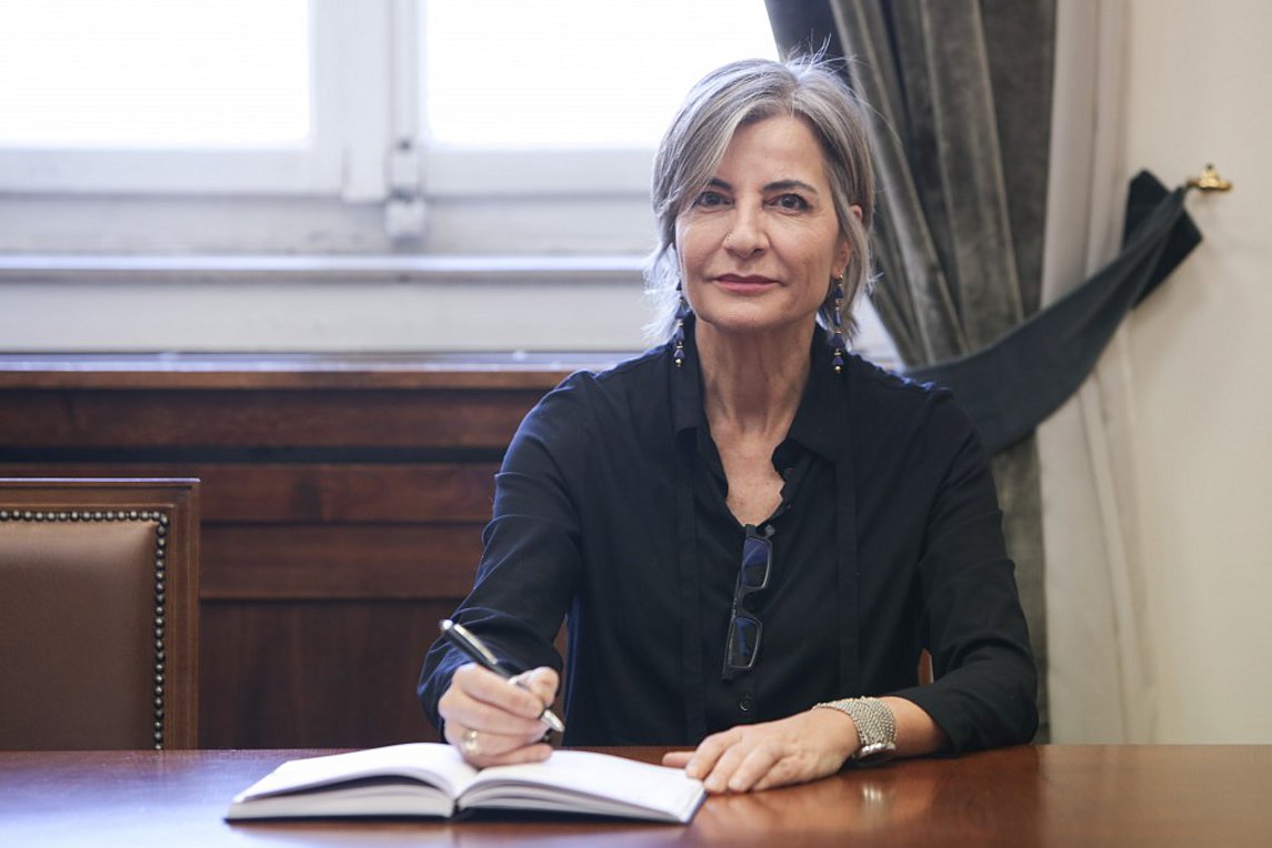 Ορκίστηκε βουλευτής η Αντιγόνη Λυμπεράκη – Τι είπε για τις «μαύρες τρύπες»