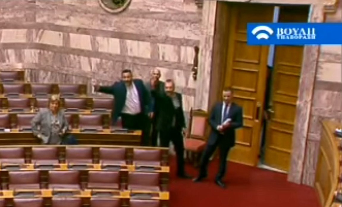 Χαμός στη Βουλή με Χρυσαυγίτες βουλευτές – Η οργισμένη αντίδραση του Λαμπρούλη