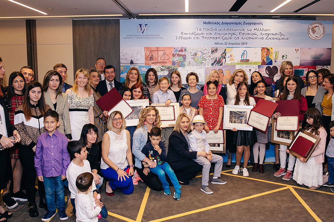 Ομαδική φωτογραφία με τους νικητές του Διαγωνισμού και τις οικογένειες τους
