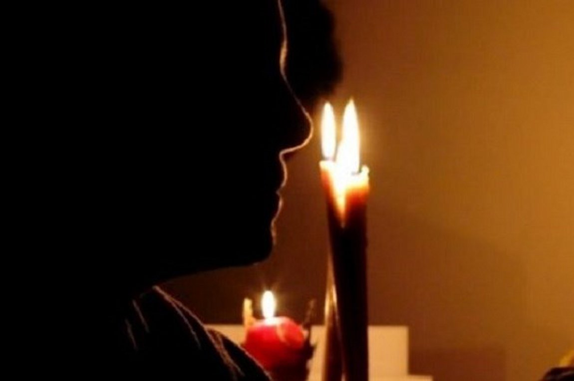 Μαθητής διαβάζει στο σκοτάδι – Τέσσερις μήνες χωρίς ρεύμα το σπίτι του