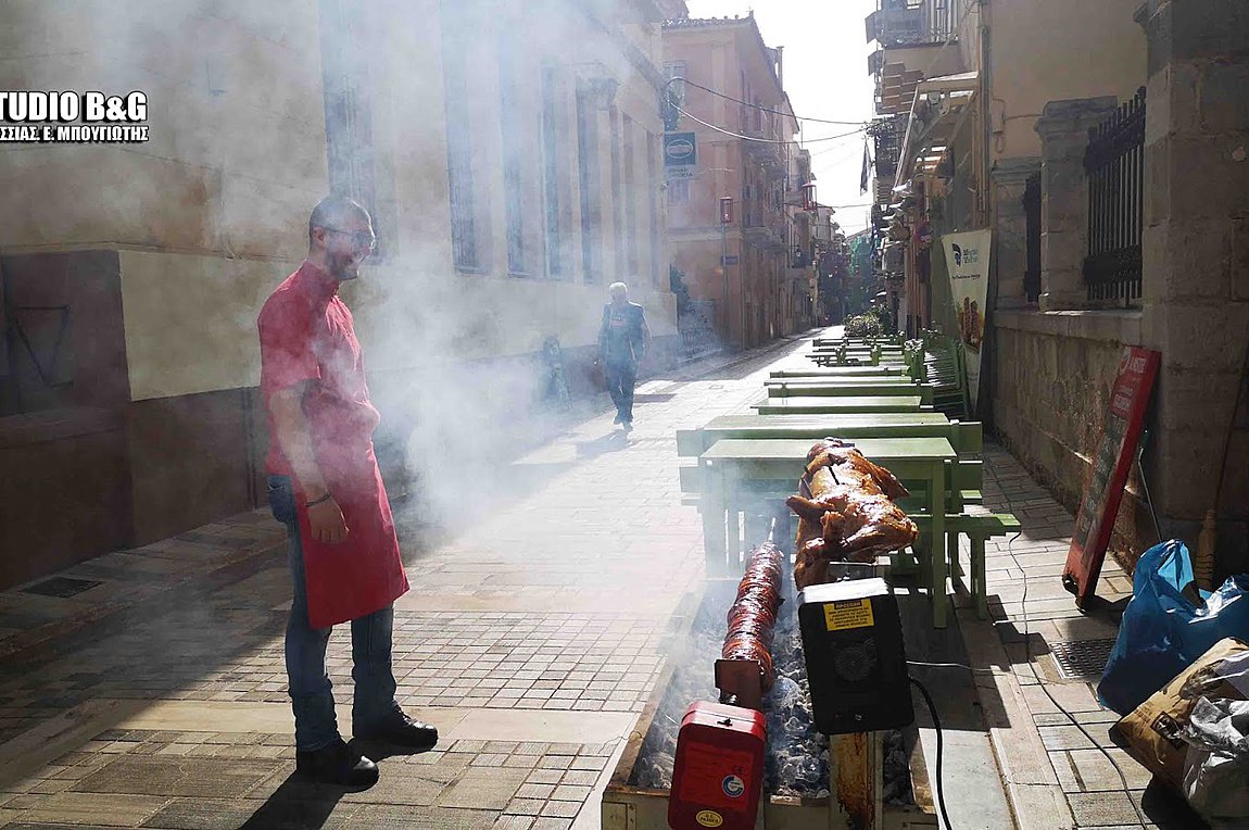 Γέμισαν σούβλες με αρνιά και κοκορέτσια τα γραφικά δρομάκια του Ναυπλίου