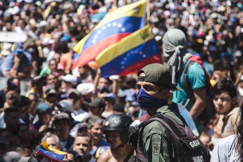 Ο Γκουαϊδό καλεί τον στρατό να ανατρέψει την κυβέρνηση - Μαδούρο Venceremos