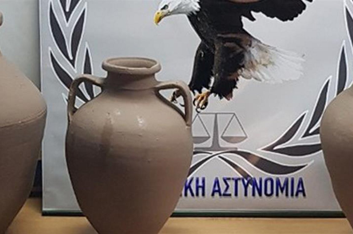 Στόλισε το σπίτι του με… αρχαία πιθάρια