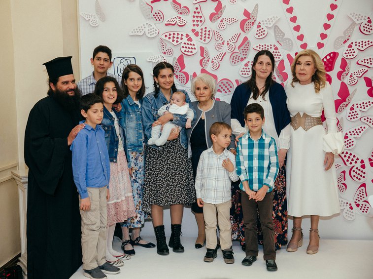 Η Πρεσβυτέρα Ευαγγελία Πρέντου με την οικογένεια της παραλαμβάνει το βραβείο της από την Μαριάννα Β. Βαρδινογιάννη και την Μαρία Γιαννίρη