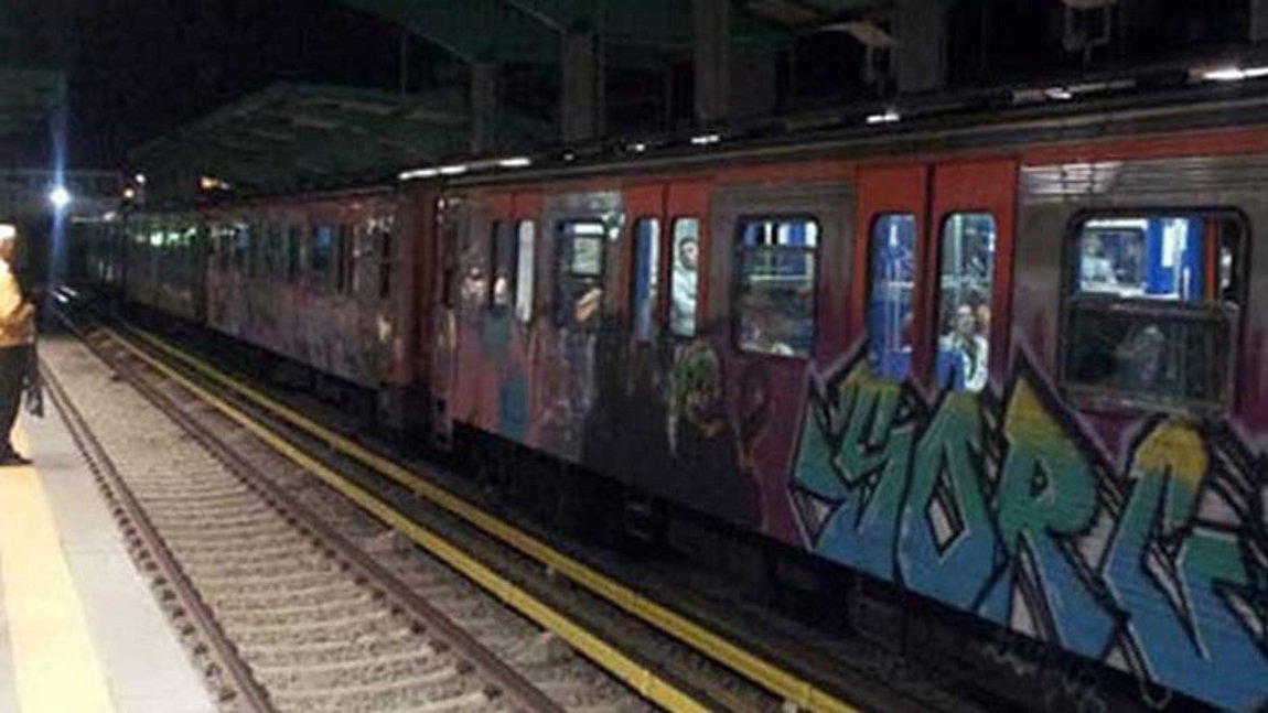 Kλώτσησε και έσπασε δύο τζαμιά σε θύρες συρμού του ΗΣΑΠ