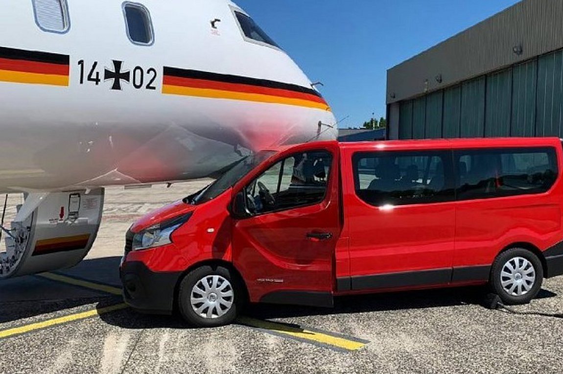 Αυτοκίνητο χωρίς οδηγό έπεσε πάνω στο αεροσκάφος της Μέρκελ