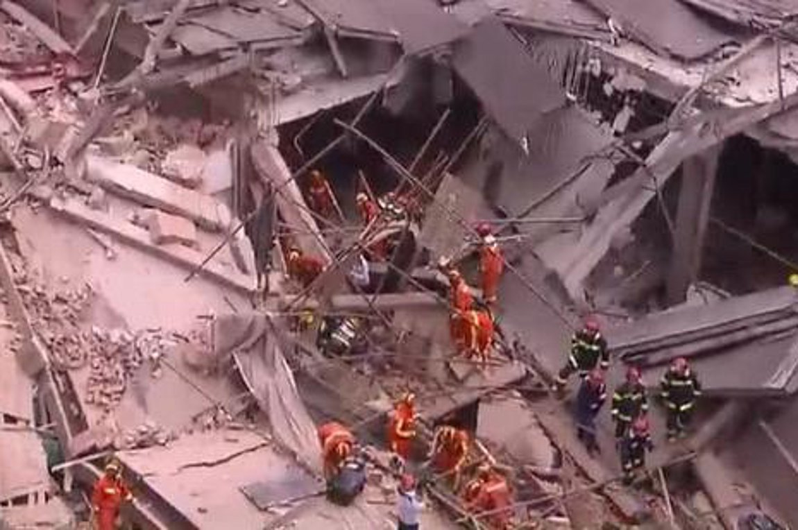 Κατέρρευσε κτίριο στη Σανγκάη – Πάνω από 10 άνθρωποι παγιδευμένοι στα συντρίμμια