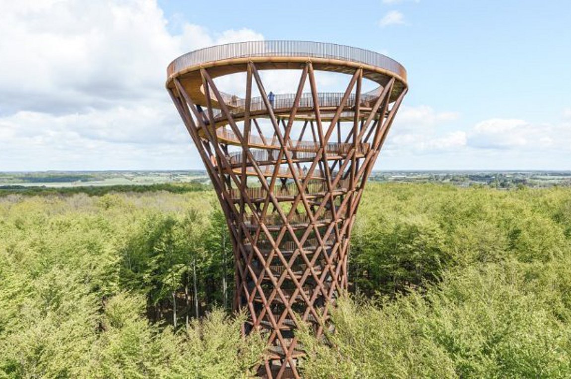 Ένας ελικοειδής πύργος σ’ ένα δάσος της Δανίας