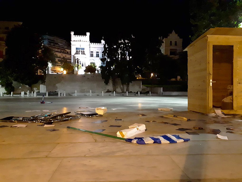 Καβάλα: Κατέστρεψαν με καταδρομική επίθεση εκλογικά περίπτερα κομμάτων