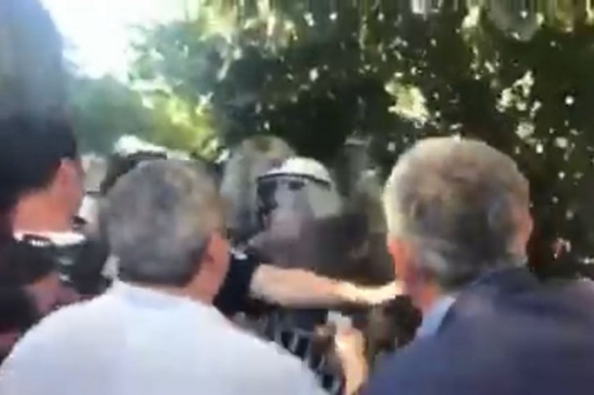 Ένταση έξω από τη Βουλή: Καθαρίστριες επιχείρησαν να σπάσουν τον αστυνομικό κλοιό