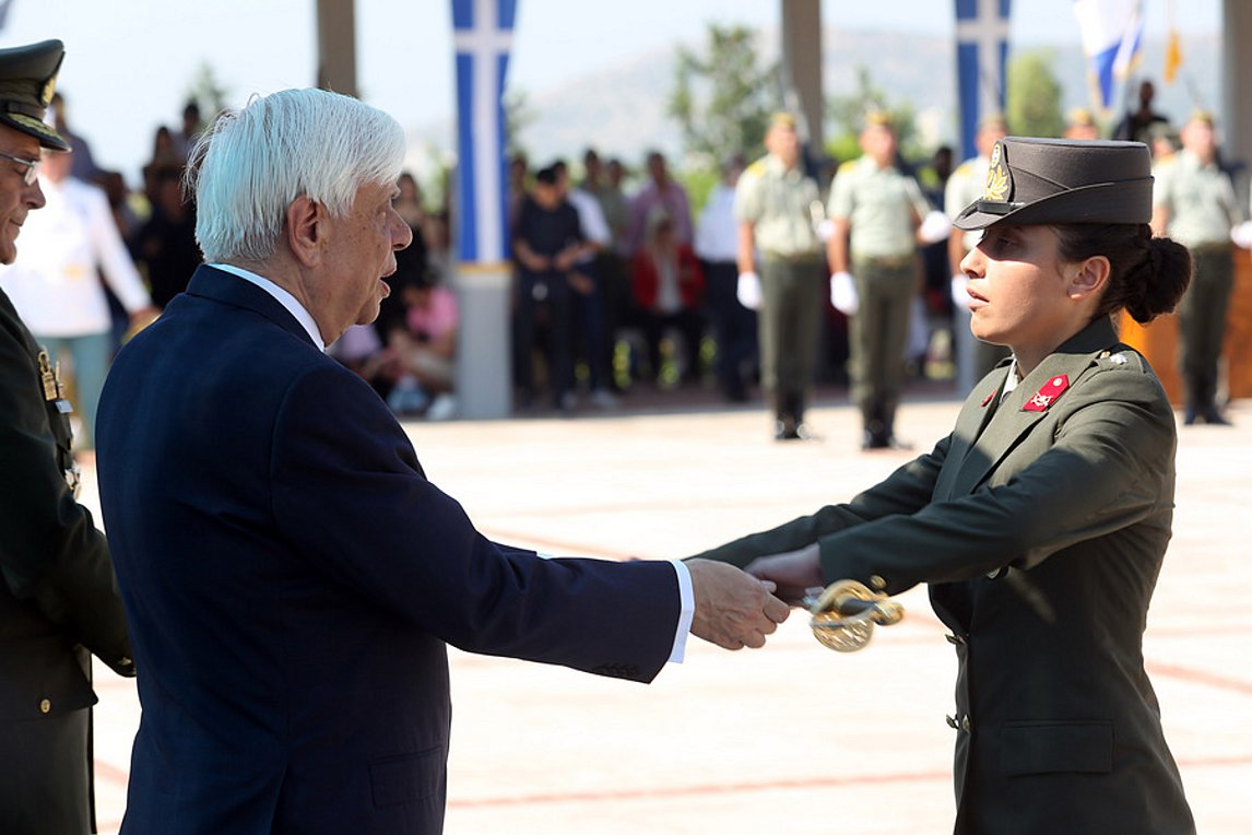 Τα ξίφη στους νέους και τις νέες ανθυπολοχαγούς επέδωσε ο Πρόεδρος της Δημοκρατίας