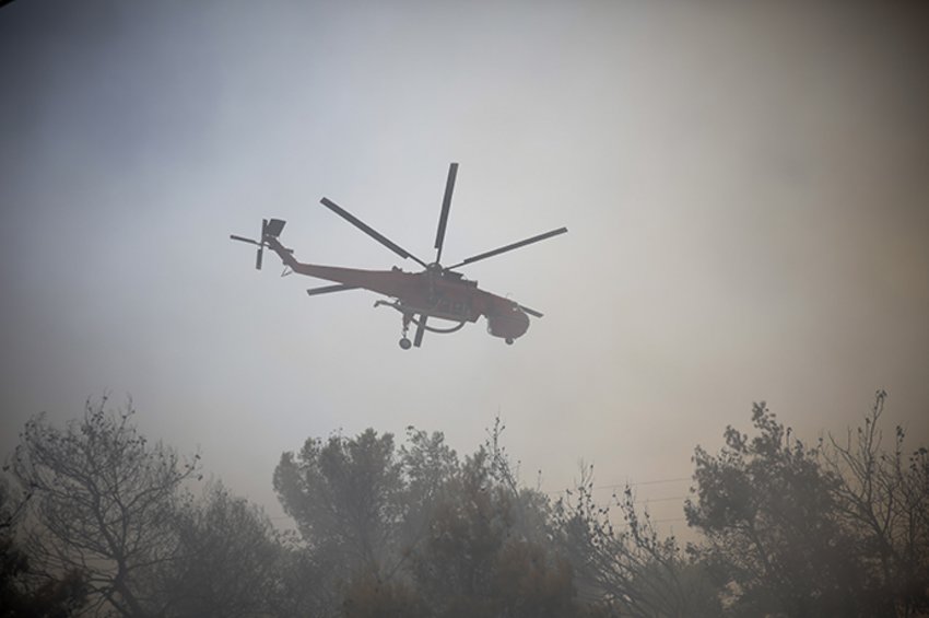 Βλάβη στο ελικόπτερο που συμμετείχε στην κατάσβεση της φωτιάς στο Λαγονήσι - Το επισκεύασε επιτόπου ο πιλότος
