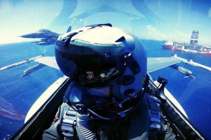 Προκλητική φωτογραφία Τούρκου πιλότου F-16 πάνω από το «Γιαβούζ»