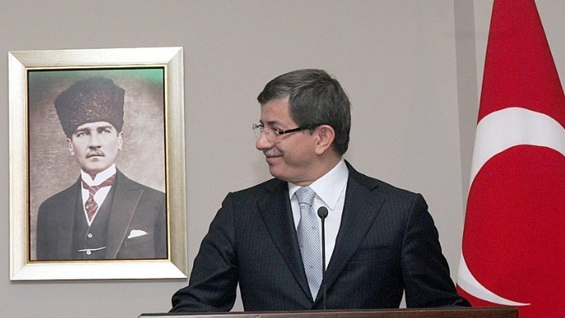 Ο Νταβούτογλου, πρώην πρωθυπουργός και στενός συνεργάτης του Ερντογάν, φτιάχνει νέο κόμμα