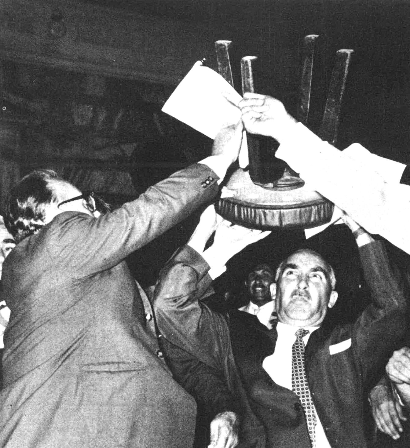 Συχνά οι θερμόαιμοι βουλευτές από τις ύβρεις και τις απειλές προχωρούσαν σε χειροδικίες και συμπλοκές μετατρέποντας τη Βουλή σε ρίνγκ Συχνά οι θερμόαιμοι βουλευτές από τις ύβρεις και τις απειλές προχωρούσαν σε χειροδικίες και συμπλοκές μετατρέποντας τη Βουλή σε ρίνγκ